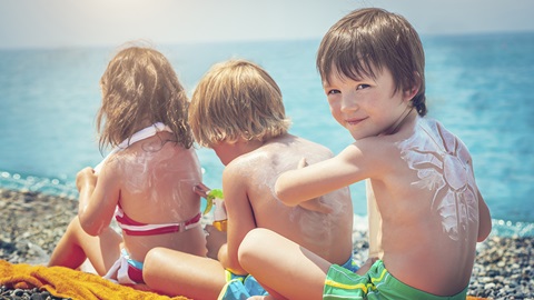 il faut tartiner les enfants de crème solaire, mais pas seulemen